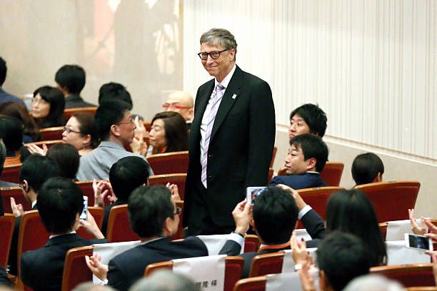 bill gates phát biểu tại một hội nghị chuyên đề từ thiện ở Nhật Bản năm 2015